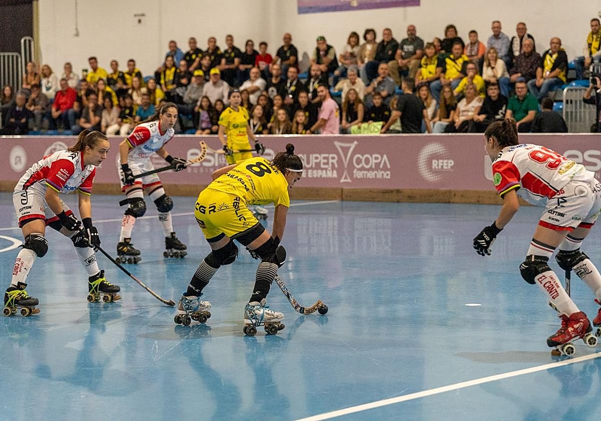 Las jugadoras Sara Roces y Nuria Almeida presionan a una rival del Vila-Sanas.