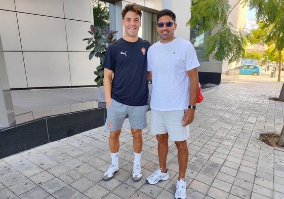 Carlos Carmona visita la concentración del Sporting.