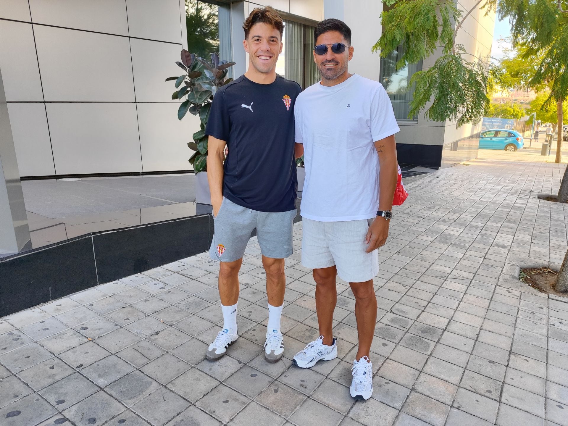 Carlos Carmona visita la concentración del Sporting.