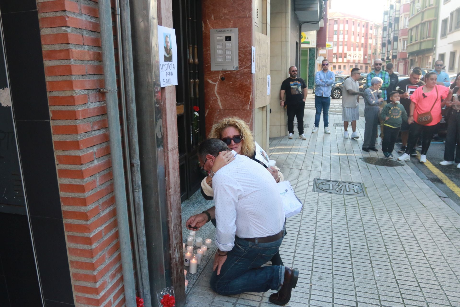 Emotivo homenaje a Saúl, el joven fallecido hace un año en un piso de Gijón