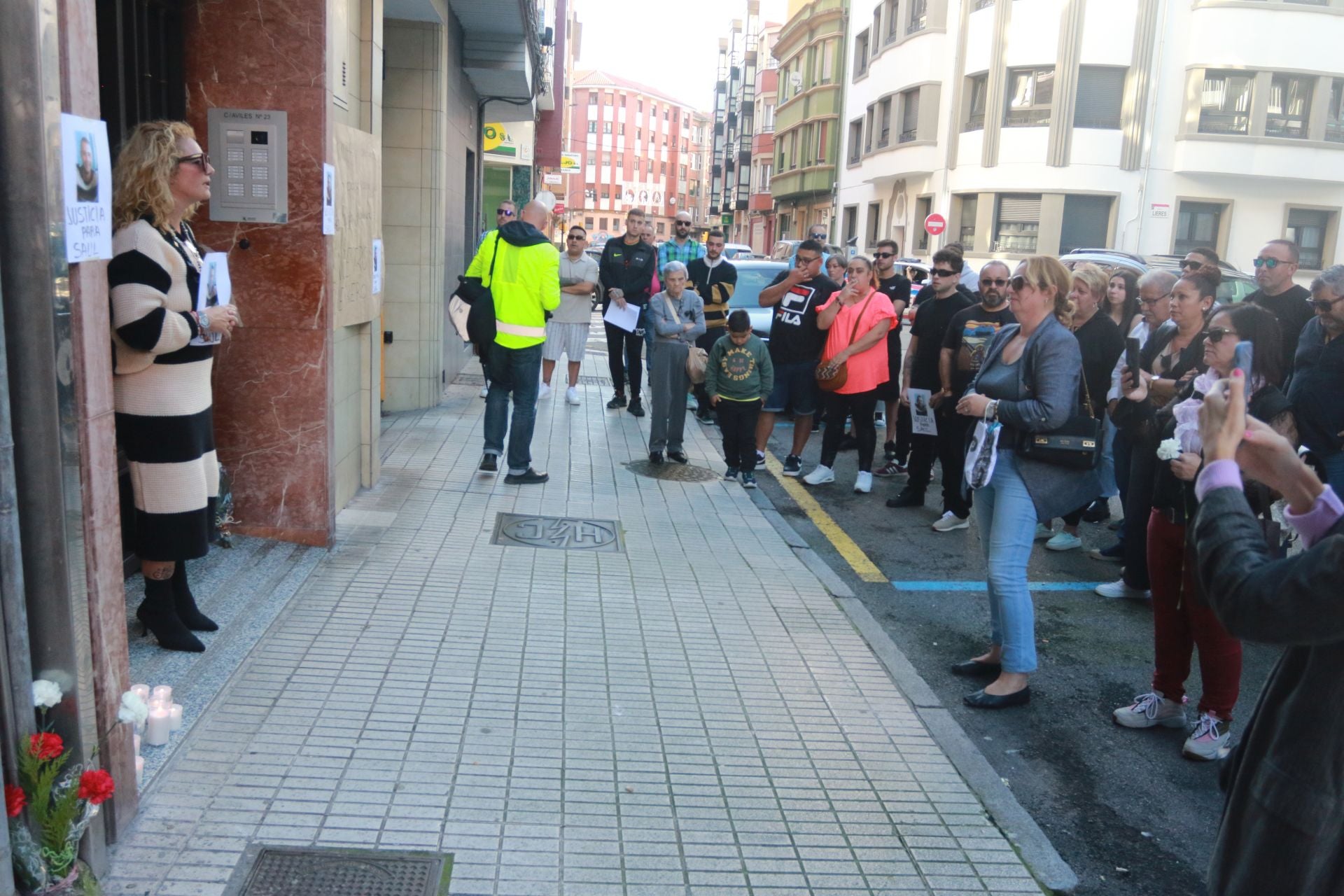 Emotivo homenaje a Saúl, el joven fallecido hace un año en un piso de Gijón