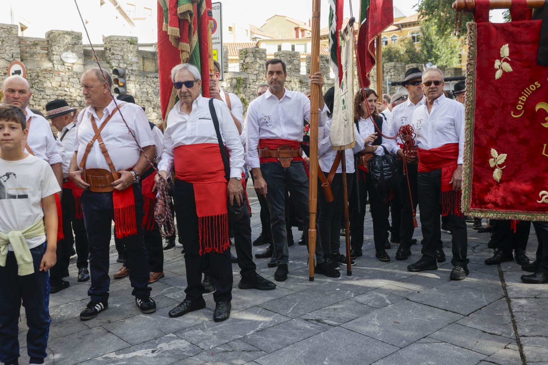 Asturias y León consolida su unión en Gijón: las imágenes del desfile de pendones