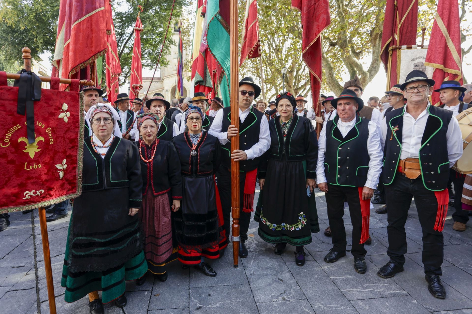 Asturias y León consolida su unión en Gijón: las imágenes del desfile de pendones