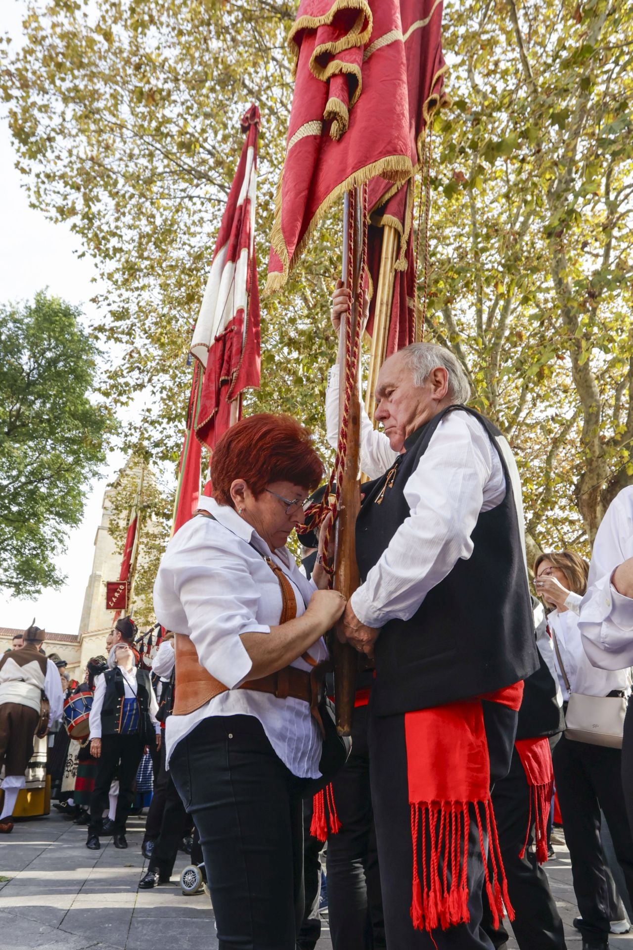 Asturias y León consolida su unión en Gijón: las imágenes del desfile de pendones