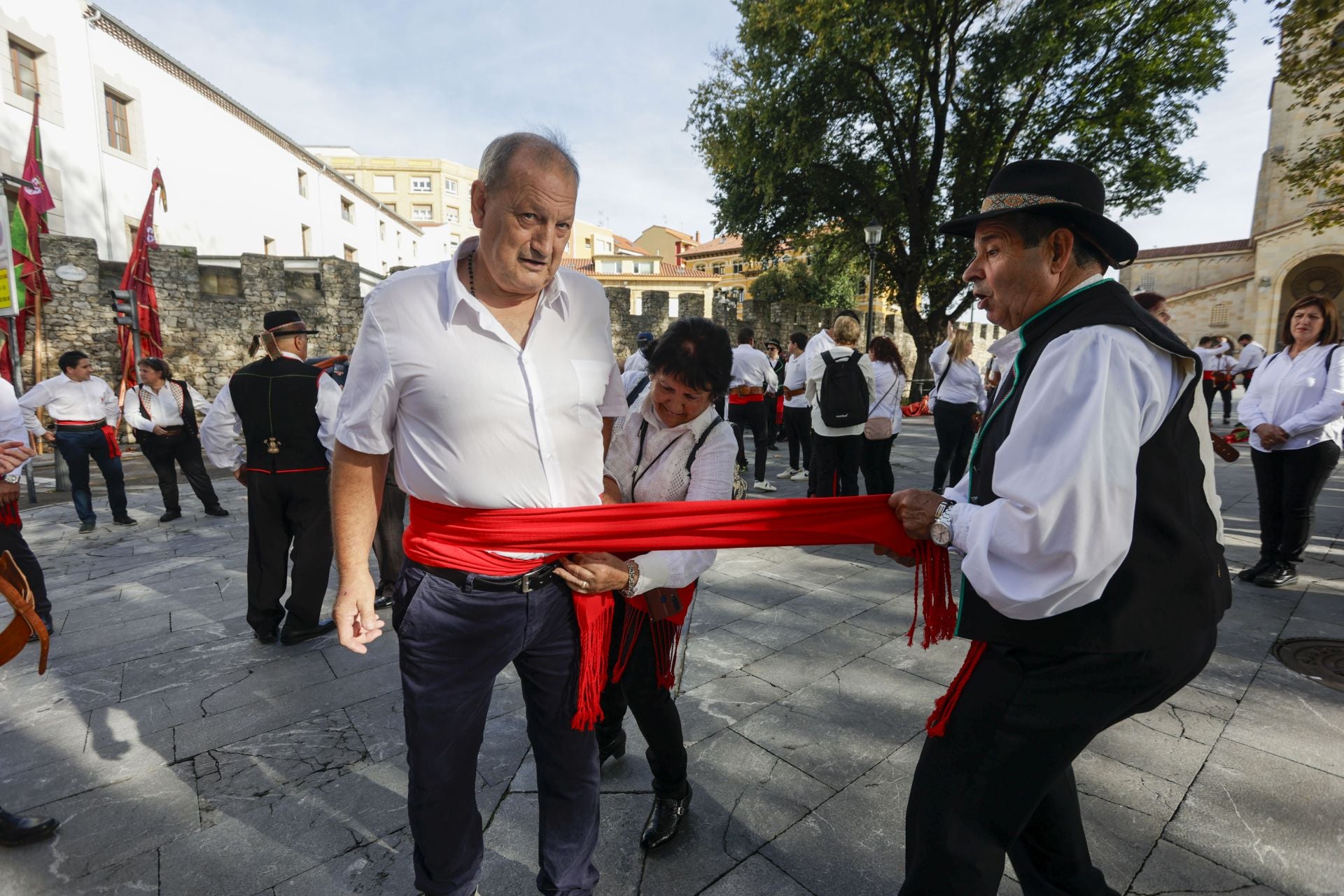 Asturias y León consolida su unión en Gijón: las imágenes del desfile de pendones