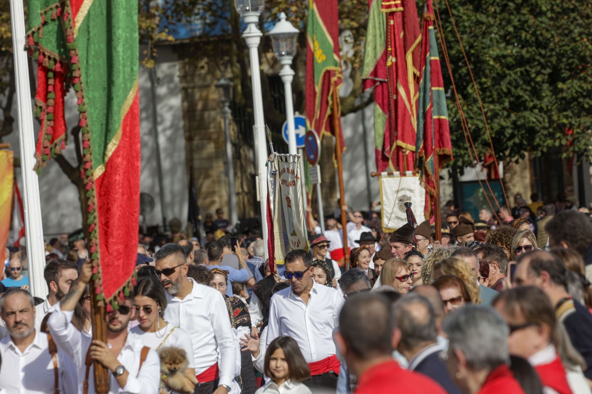 Asturias y León consolida su unión en Gijón: las imágenes del desfile de pendones