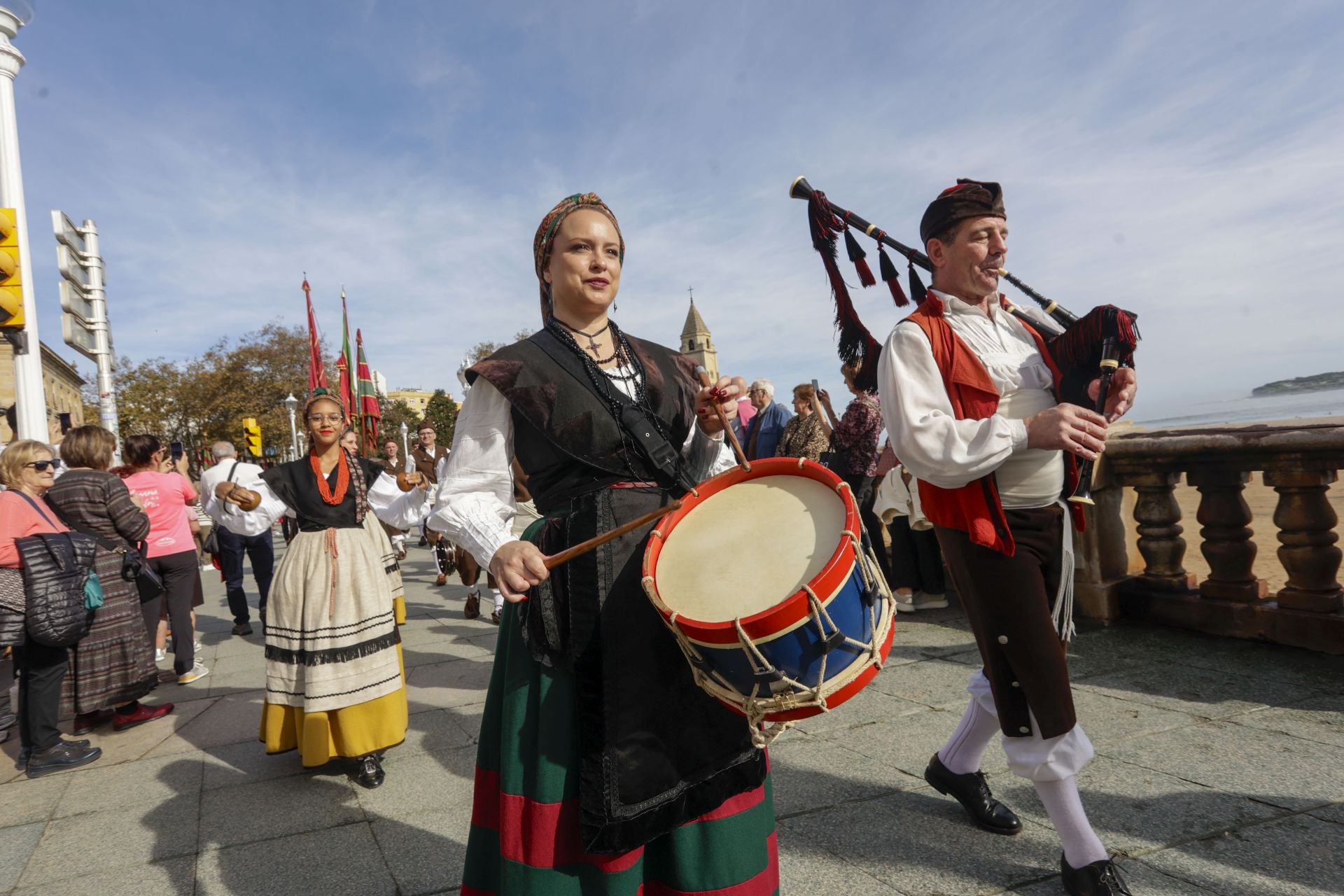 Asturias y León consolida su unión en Gijón: las imágenes del desfile de pendones