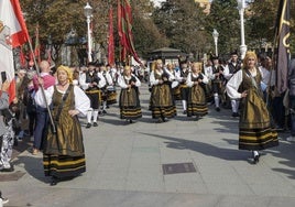 Asturias y León consolida su unión en Gijón: las imágenes del desfile de pendones