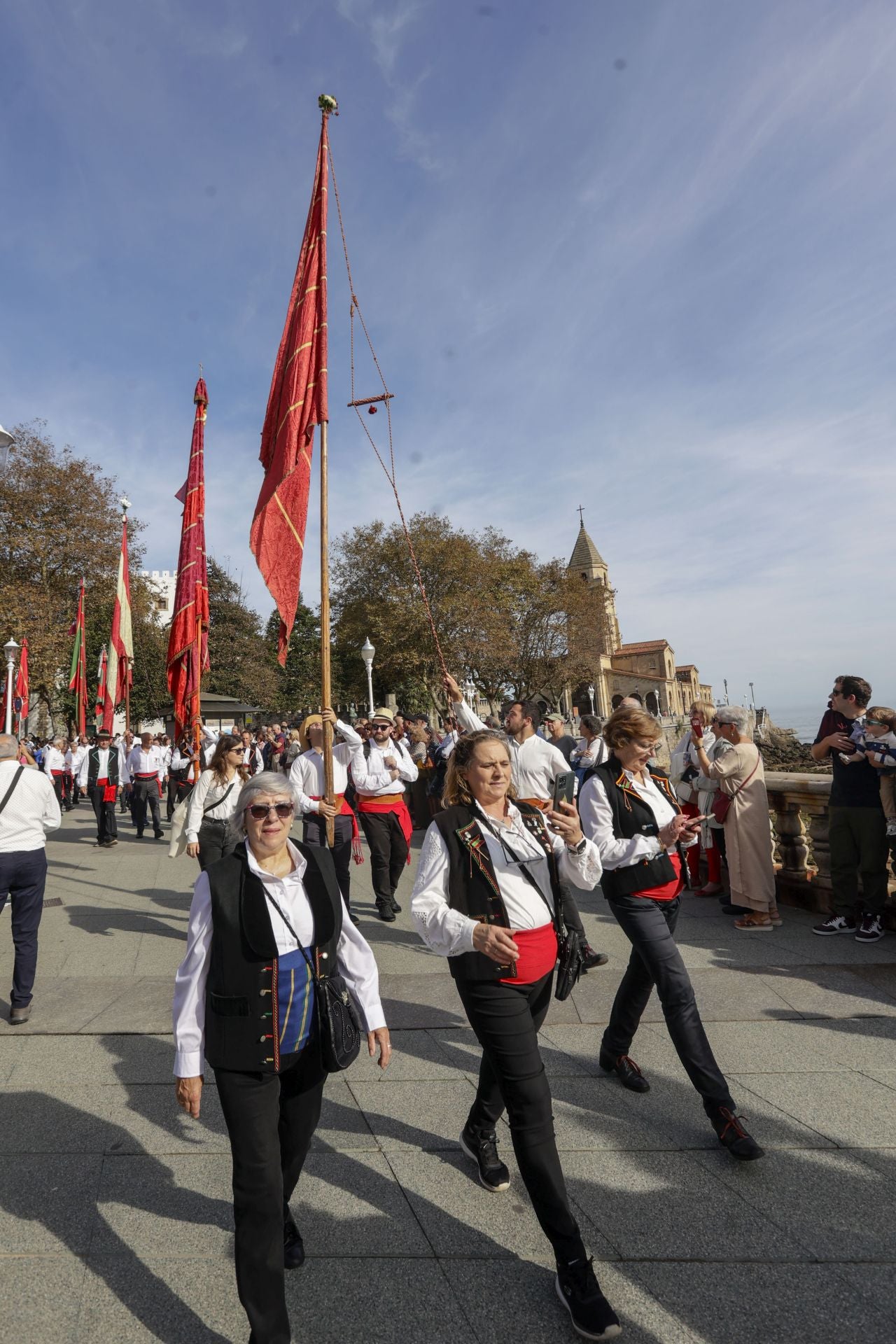 Asturias y León consolida su unión en Gijón: las imágenes del desfile de pendones