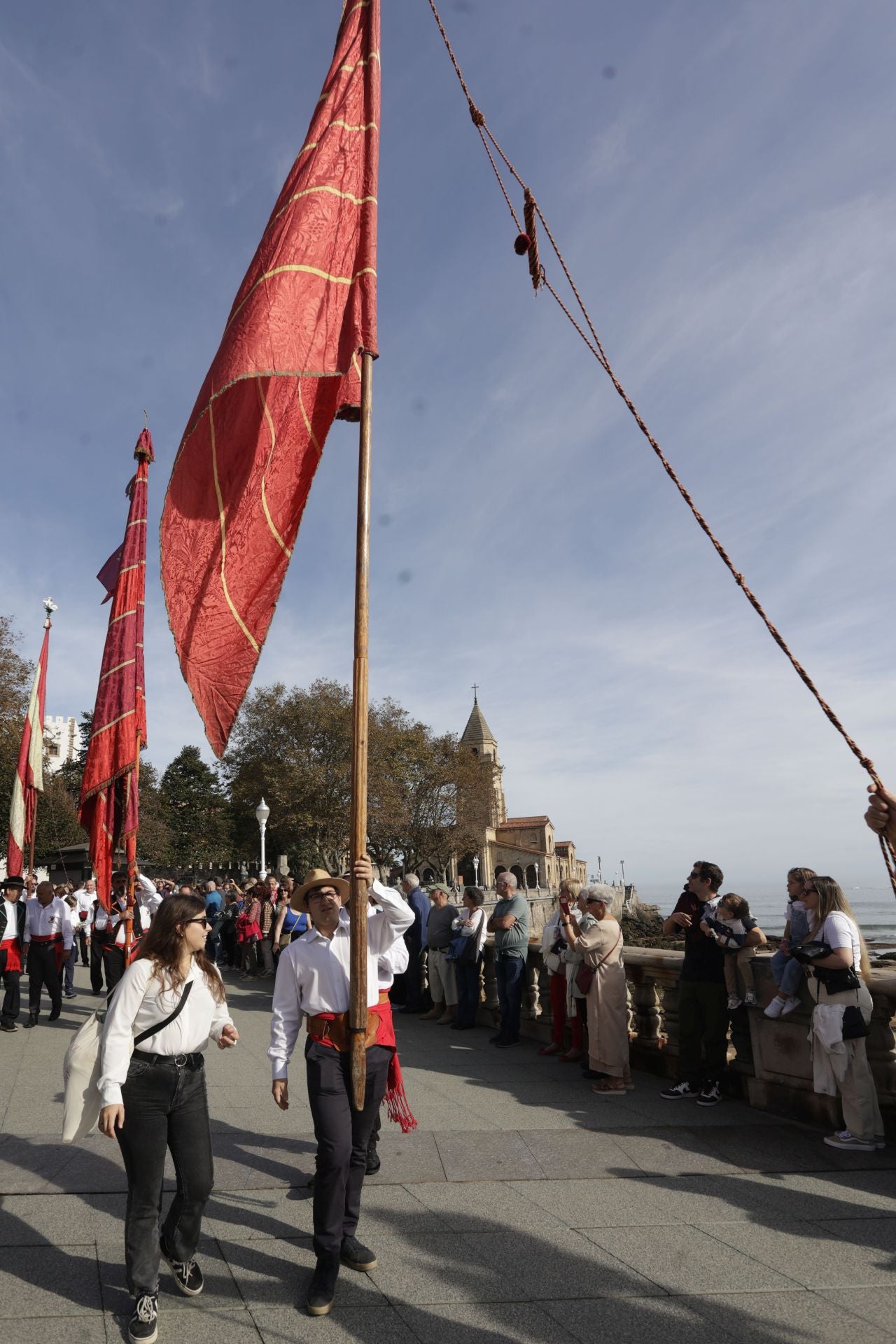 Asturias y León consolida su unión en Gijón: las imágenes del desfile de pendones