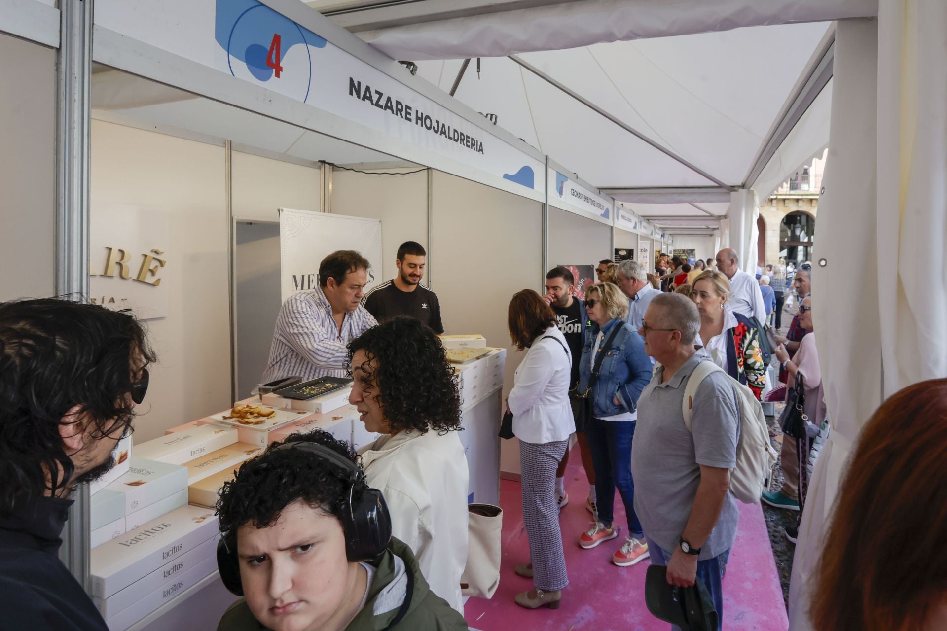 Asturias y León consolida su unión en Gijón: las imágenes del desfile de pendones