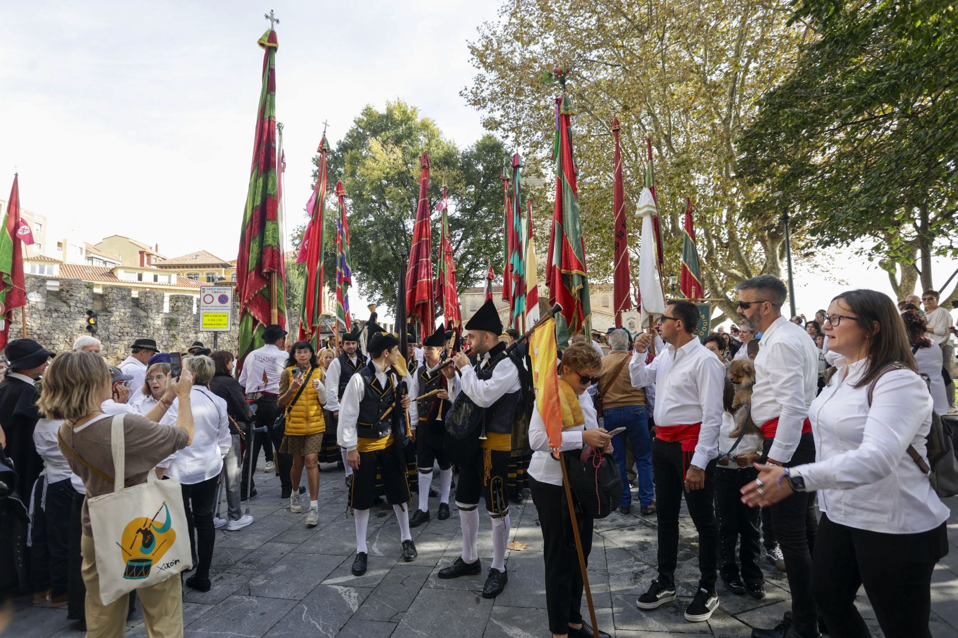 Asturias y León consolida su unión en Gijón: las imágenes del desfile de pendones