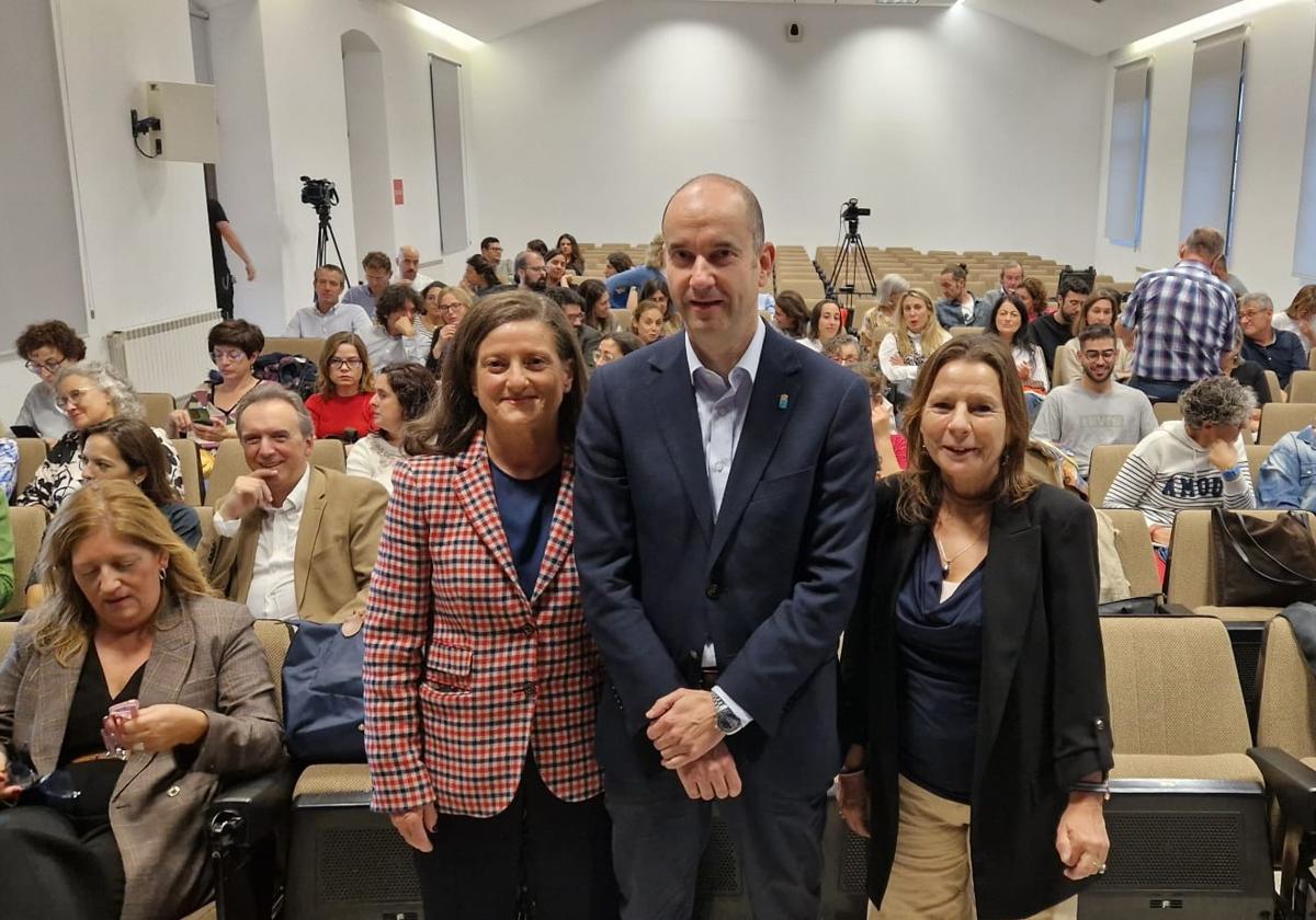 De izquierda a derecha, Montserrat Bango, directora general de Planificación Sanitaria; Pablo García, viceconsejero de Política Sanitaria, y María Luisa Nicieza, farmacéutica de la Consejería de Salud.