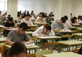 Estudiantes realizando la EBAU en el campus de Gijón, el pasado mes de junio.