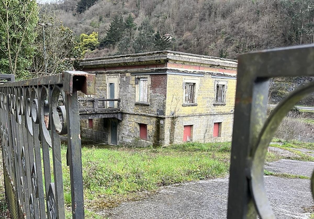 Antiguo sanatorio en el poblado minero de Bustiello, en Mieres.