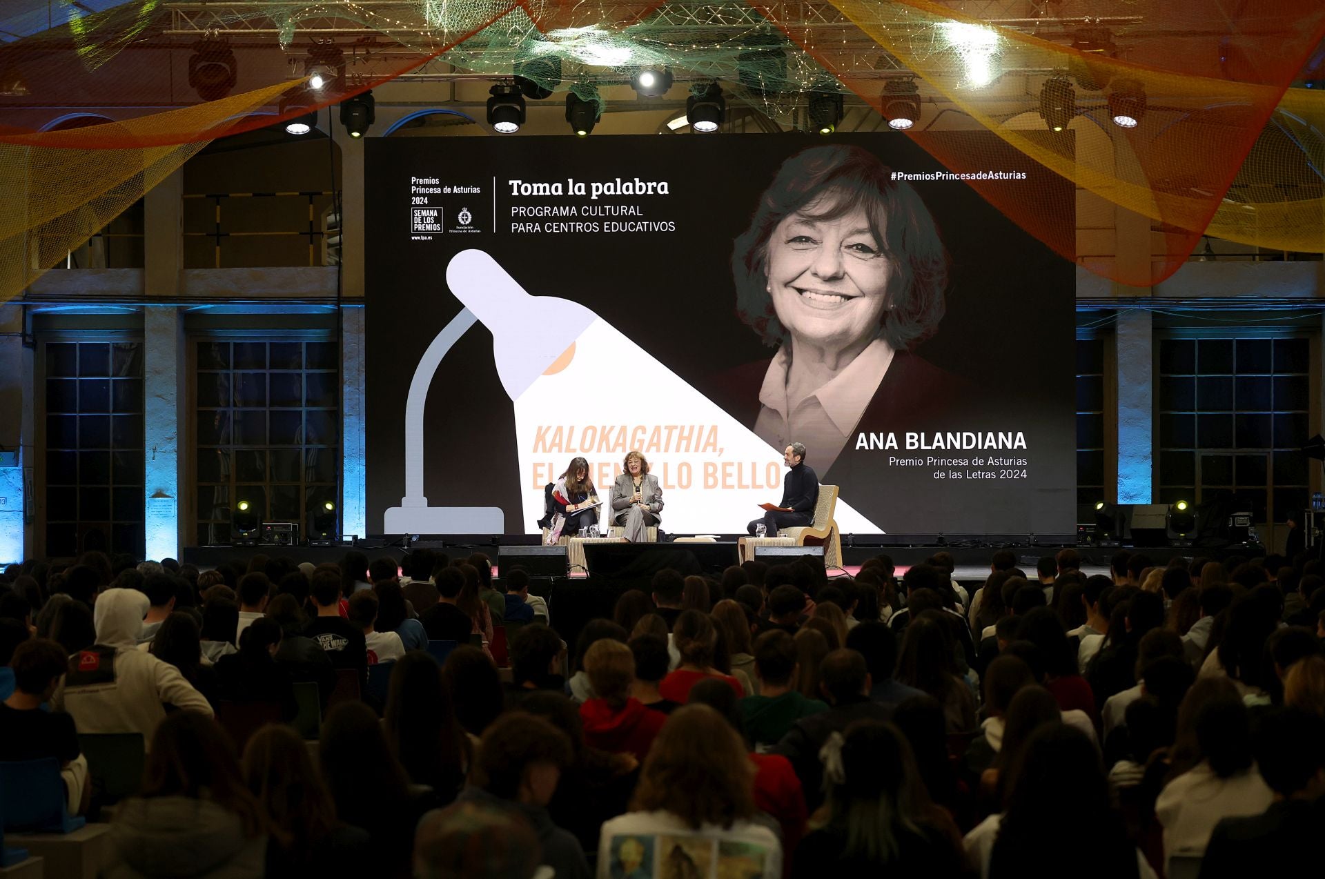 Ana Blandiana, este lunes, en un encuentro con alumnos.