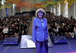 En la imagen, Ana Blandiana en un encuentro con escolares celebrado este lunes en La Vega. En el vídeo, la Premio Princesa de Asturias en rueda de prensa.