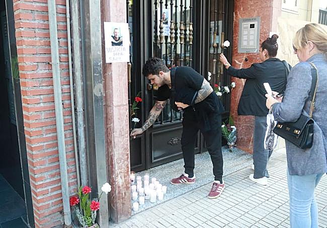 Emotivo homenaje a Saúl, el joven fallecido hace un año en un piso de Gijón.