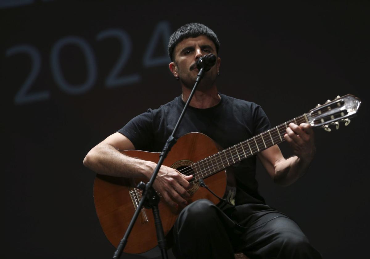 Rodrigo Cuevas, durante su actuación en los Premios EL COMERCIO, donde recibió el artista recibió el de Cultura.