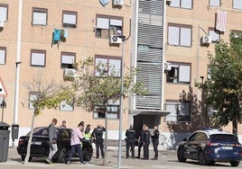 Policía Nacional en el barrio de El Torrejón, en Huelva.