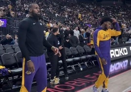 Lebron James y su hijo Bronny, en el estadio, donde se puede ver a la derecha el patrocinio de Siroko en los letreros led.