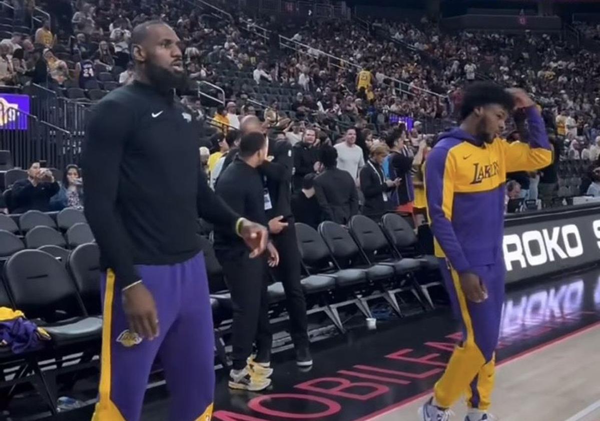 Lebron James y su hijo Bronny, en el estadio, donde se puede ver a la derecha el patrocinio de Siroko en los letreros led.