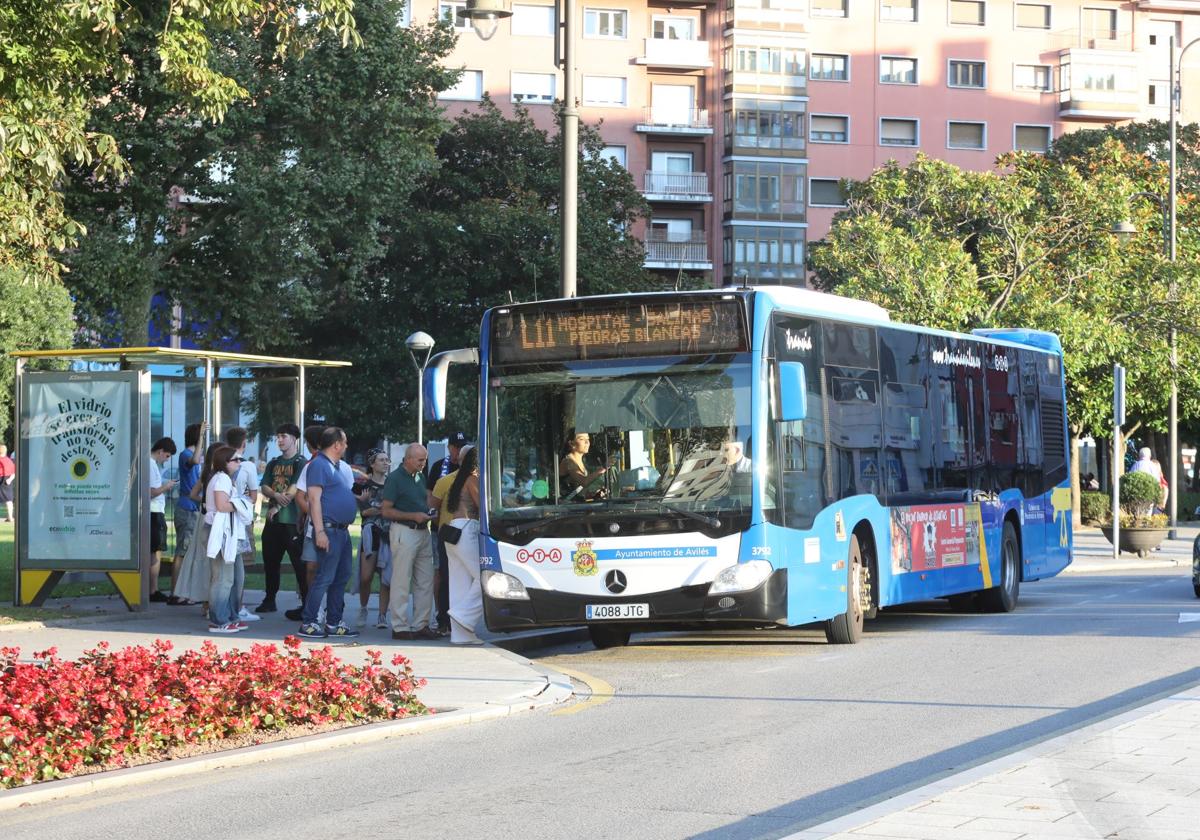 Un grupo de personas accede al autobús en Avilés.