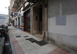 Portal del edificio de la calle Peñalba en el que se produjo el suceso.