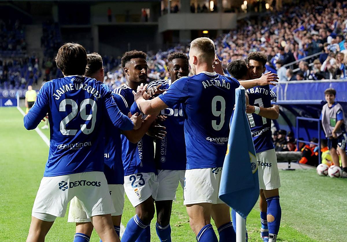 Los jugadores del Oviedo celebran el gol de Alemao, el primero de los cuatro del partido.
