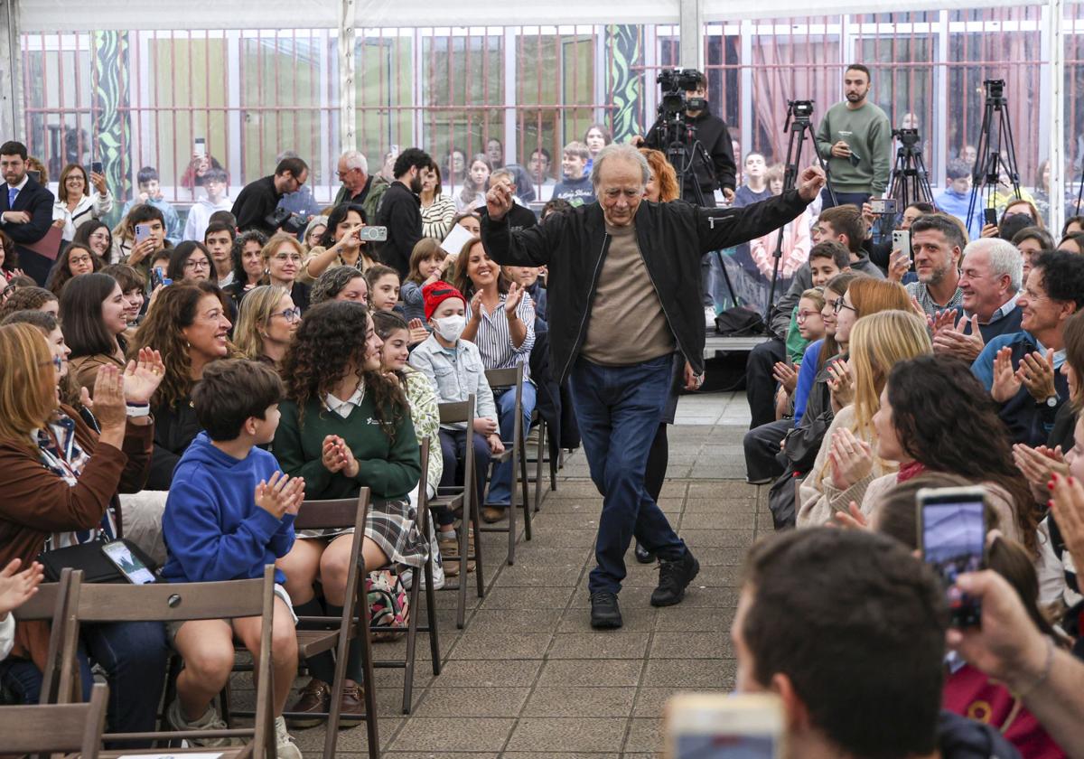 Joan Manuel Serrat, este martes, en un encuentro con alumnos asturianos.