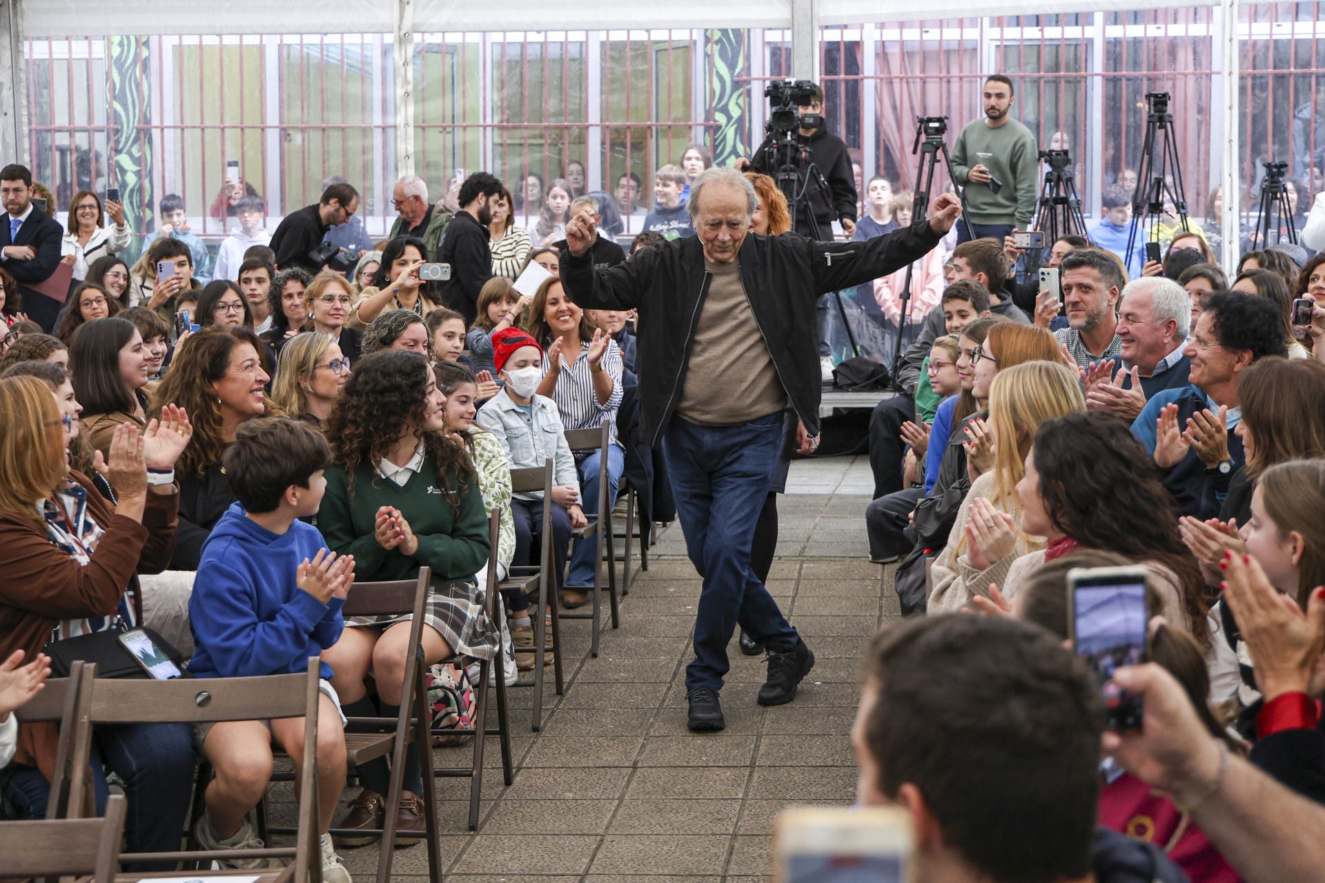 Serrat, pletórico en Asturias: las mejores imágenes de su llegada