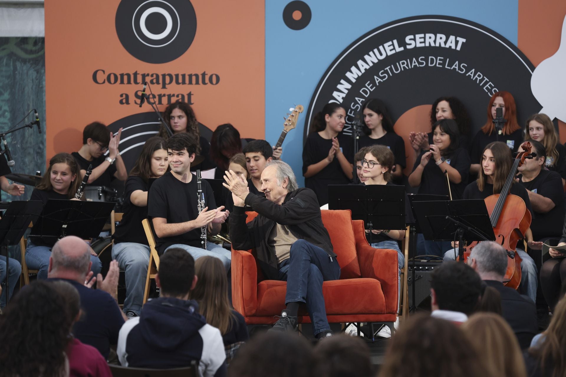 Serrat, pletórico en Asturias: las mejores imágenes de su llegada