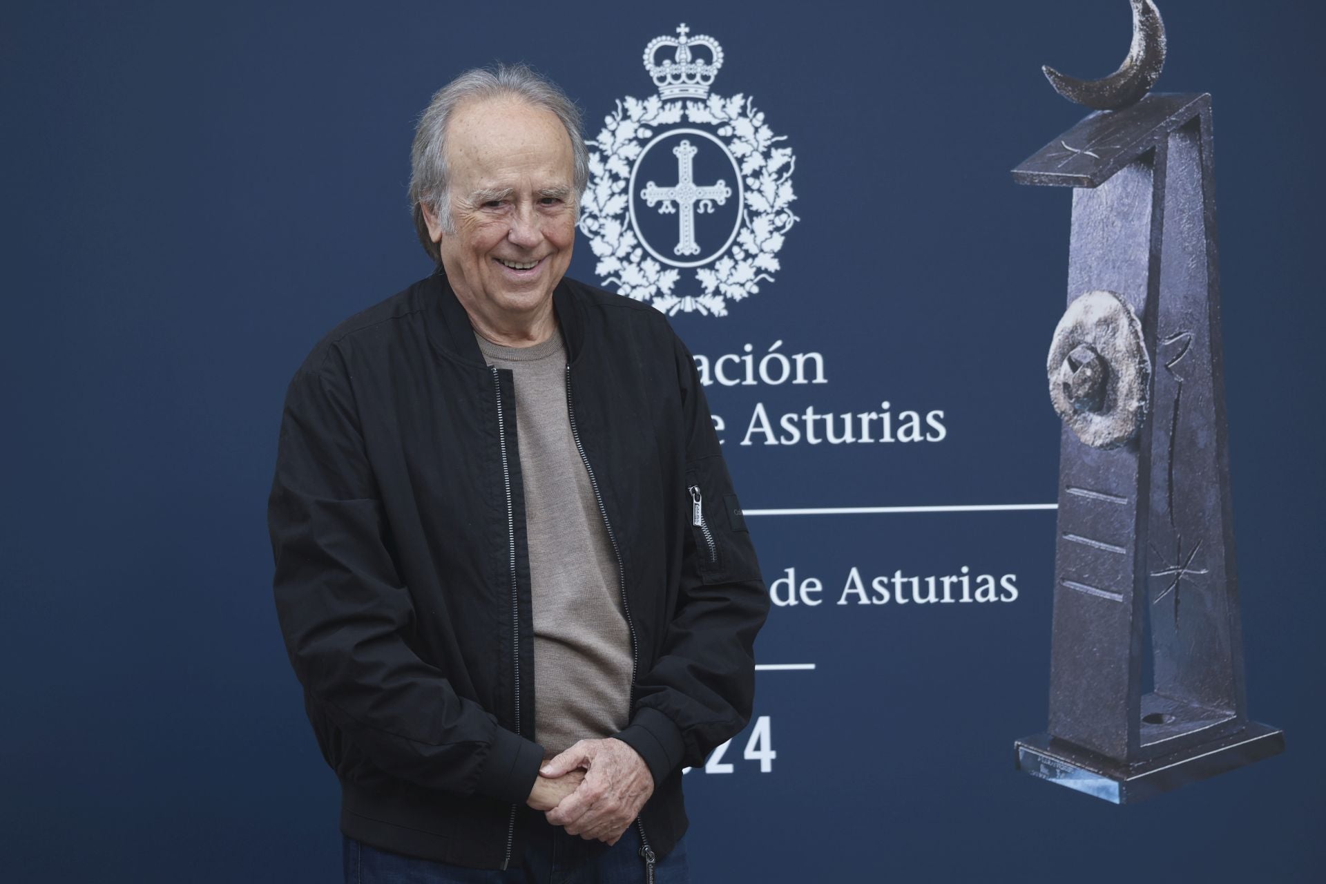 Serrat, pletórico en Asturias: las mejores imágenes de su llegada