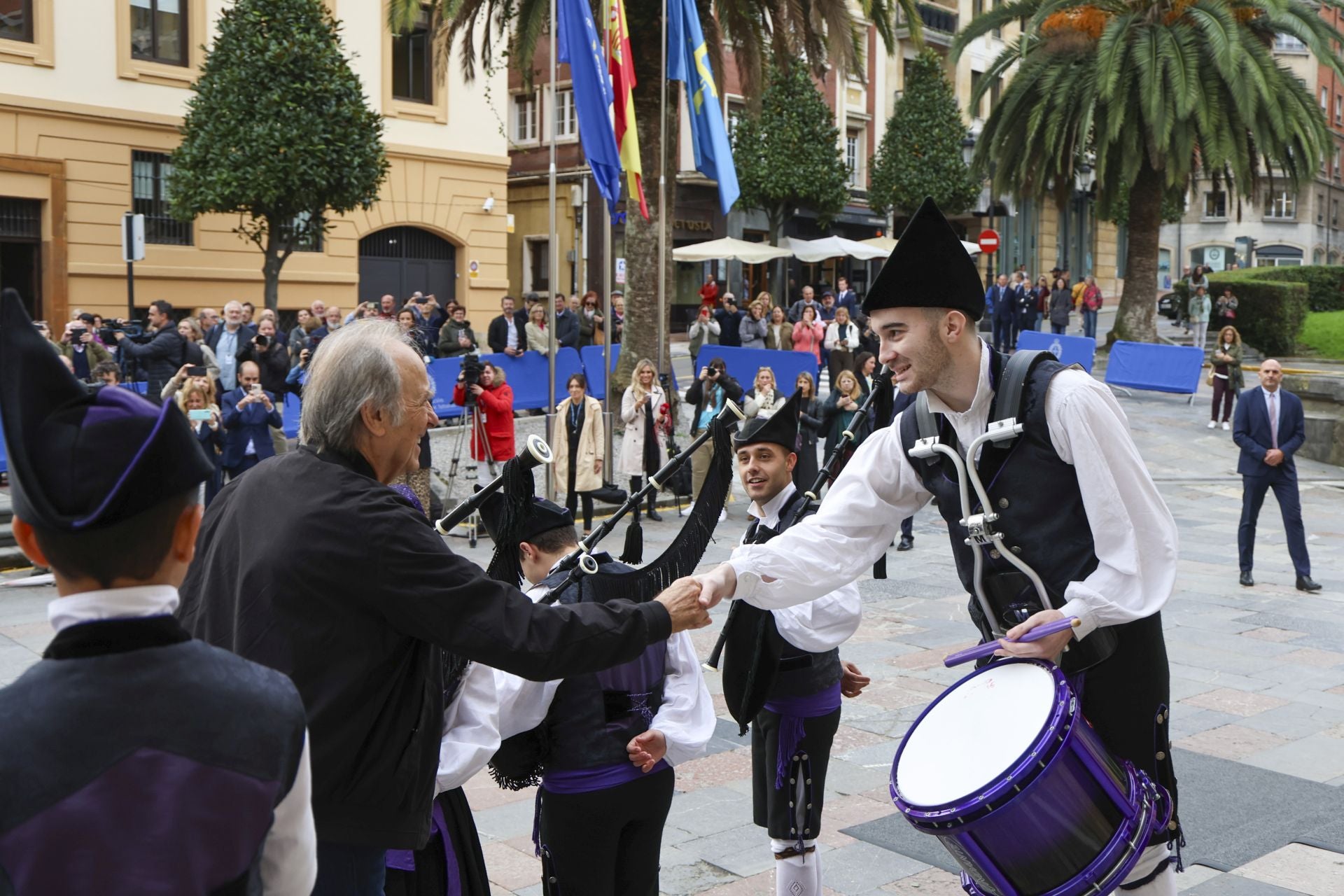 Serrat, pletórico en Asturias: las mejores imágenes de su llegada