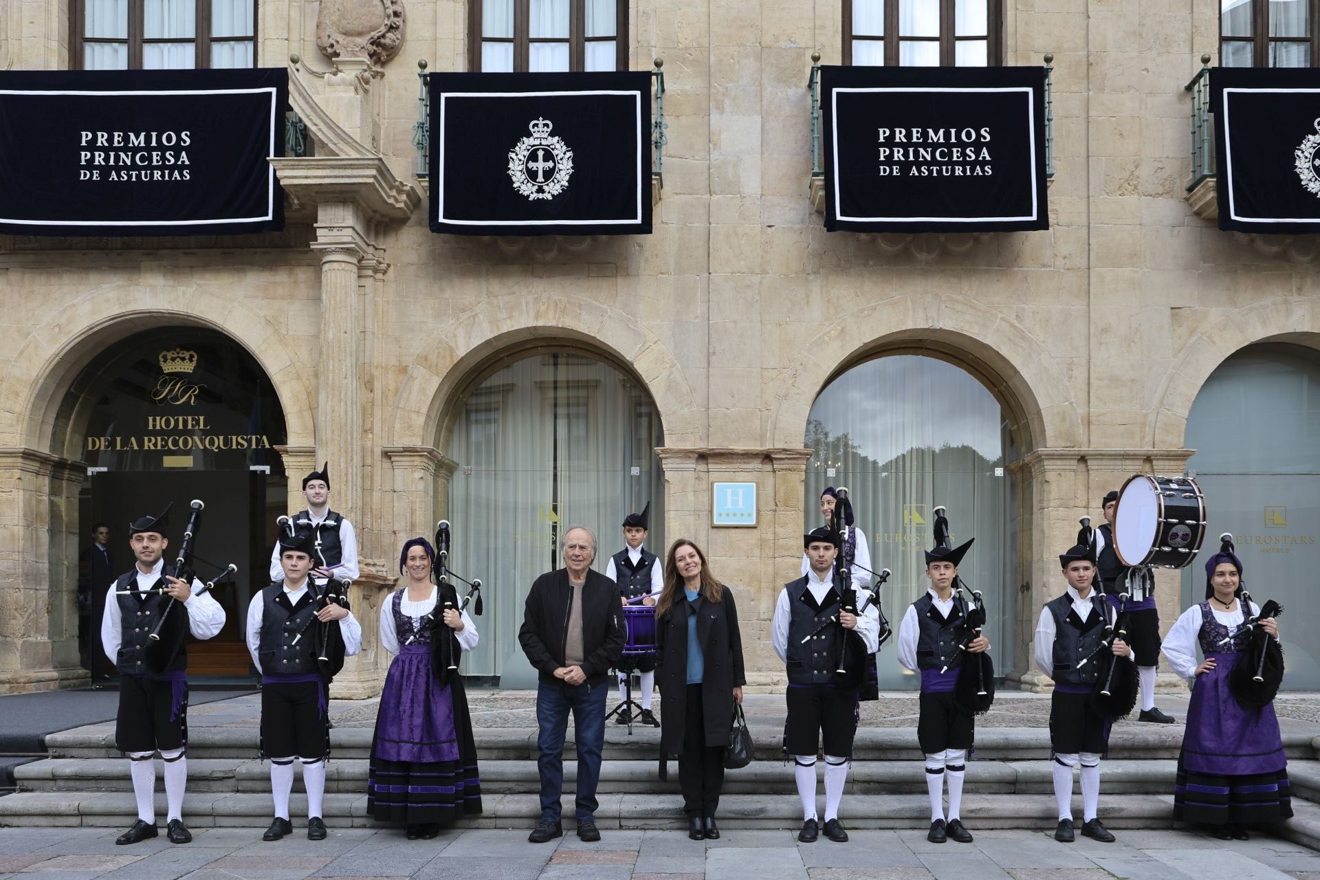 Serrat, pletórico en Asturias: las mejores imágenes de su llegada