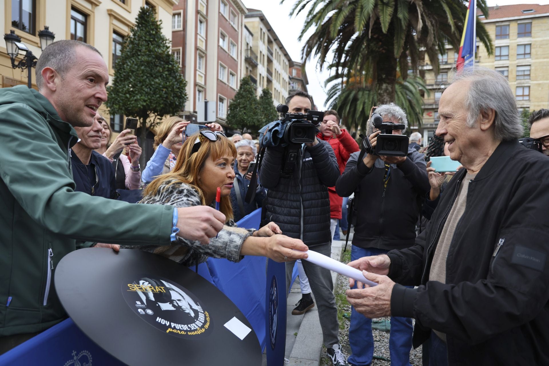 Serrat, pletórico en Asturias: las mejores imágenes de su llegada