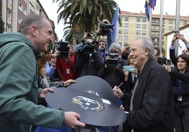 Serrat, pletórico en Asturias: las mejores imágenes de su llegada