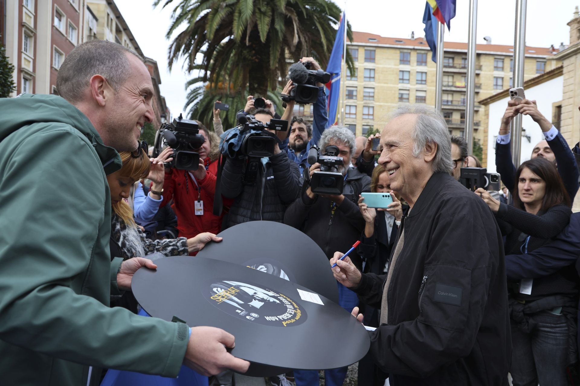 Serrat, pletórico en Asturias: las mejores imágenes de su llegada