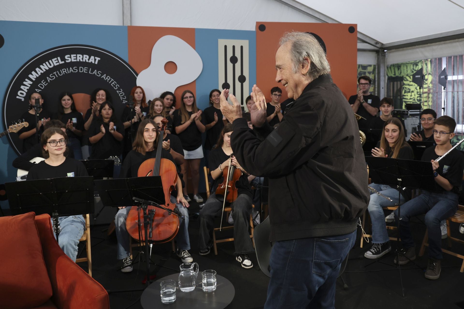 Serrat, pletórico en Asturias: las mejores imágenes de su llegada