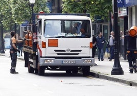 Un camión de reparto de butano, en Gijón.