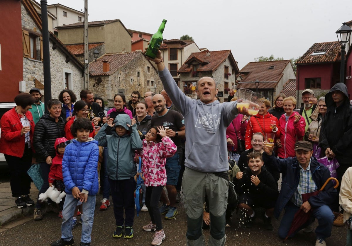 Vecinos de Sotres, de celebración, tras conocer el fallo del Premio a Pueblo Ejemplar de 2024.