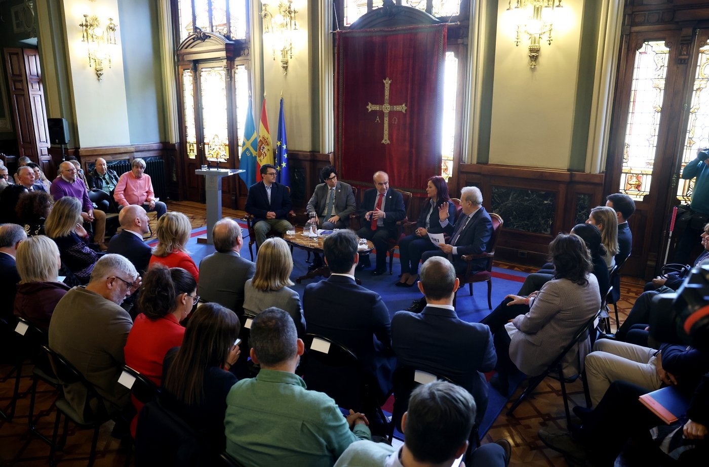 La delegación de la OEI durante el encuentro en la Junta General, al que acudió un nutrido grupo de público.