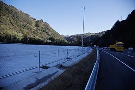 Estado actual del aparcamiento de emergencia lenense para vehículos pesados en invierno.