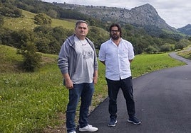 El alcalde llanisco, Enrique Riestra (de camisa blanca), y el concejal de Pueblos, Miguel Ángel Alonso.