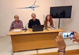 Esta mañana compareció el coordinador de IU Avilés, Juanjo Fernández (en el centro), junto a los concejales Agustín Medina y Ana Solís.