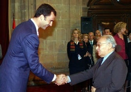 Gustavo Gutiérrez Merino saluda a Felipe VI, entonces Príncipe de Asturias.