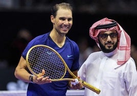 Rafa Nadal posa junto a la raqueta de oro.