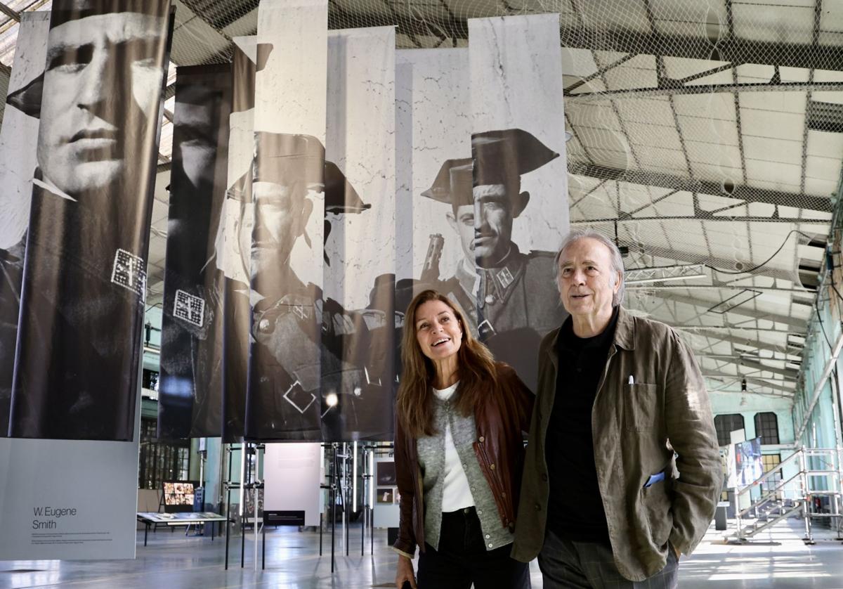 Joan Manuel Serrat, junto a su esposa Candela Tiffón en la exposición 'España x Magnum'.