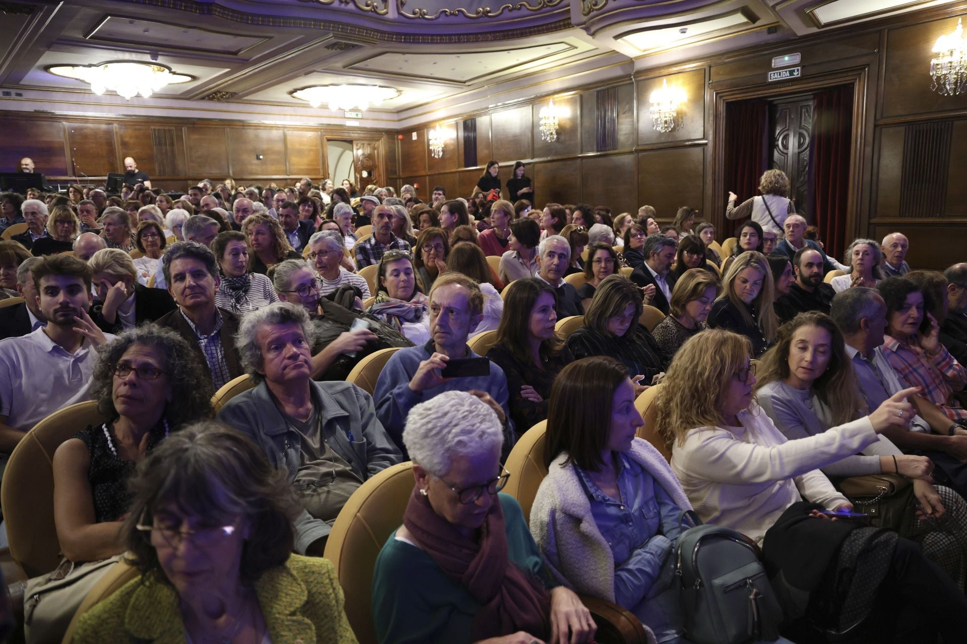 Los mejores momentos de la charla entre Joan Manuel Serrat e Iñaki Gabilondo en el Teatro Jovellanos