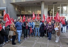 Concentración de los sindicatos mayoritarios este miércoles en Oviedo para reivindicar más medidas y medios que frenen la siniestralidad laboral.